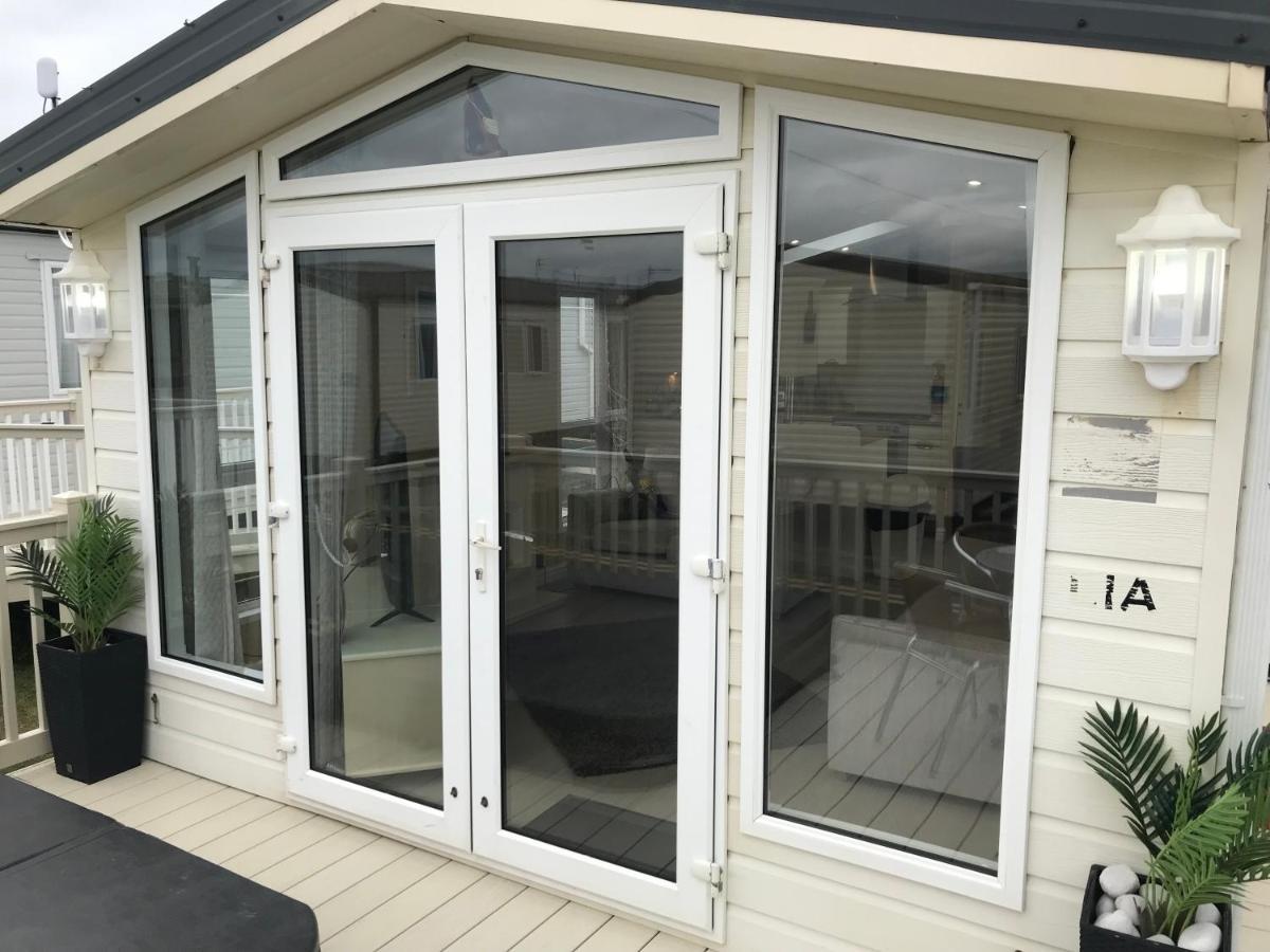 Hot Tub Accommodation North Wales Caravan Rhyl Eksteriør billede